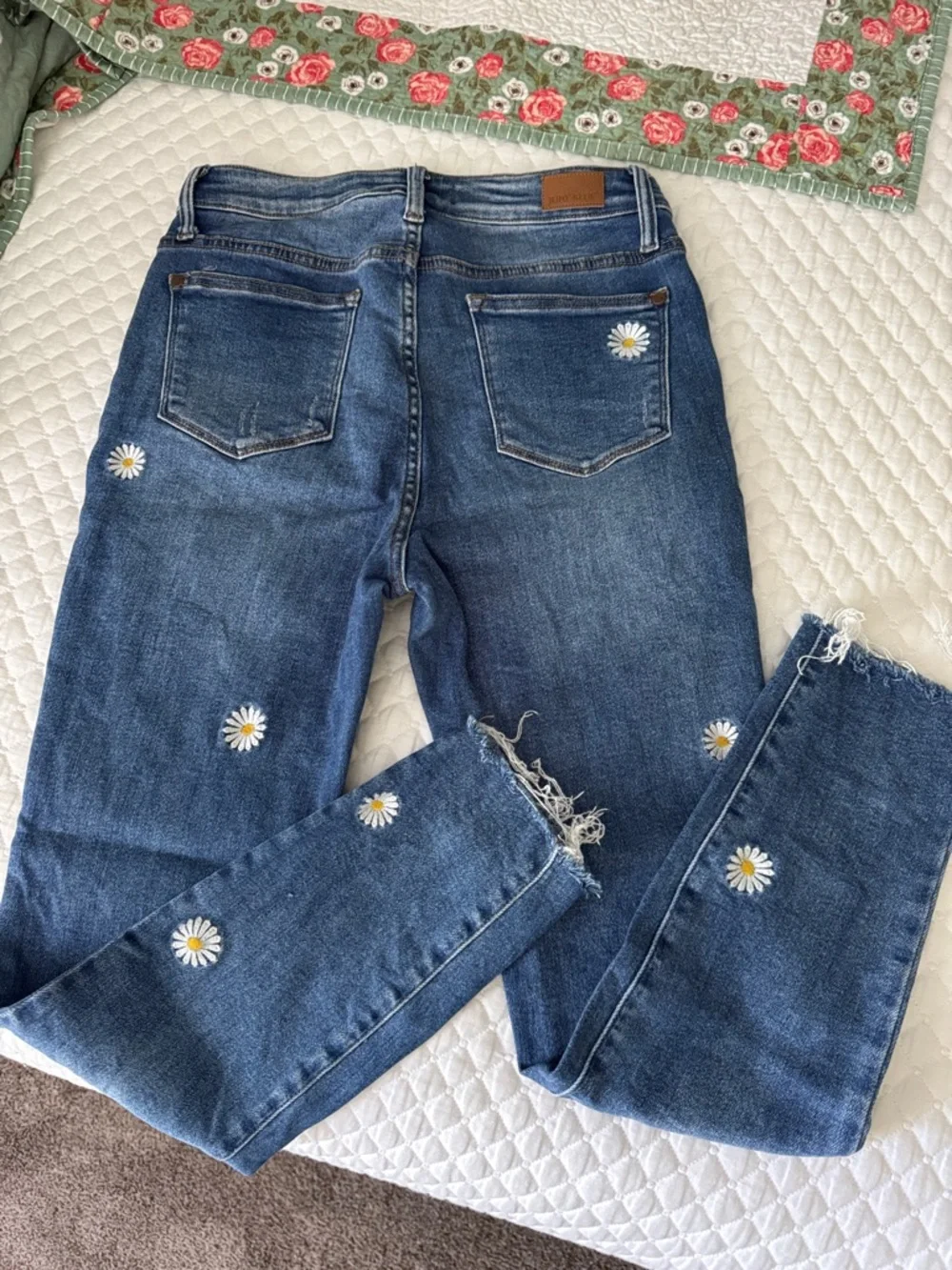Judy Blue Medium Blue Skinny Jeans with White Daisy Embroidery - Picture 4 of 6